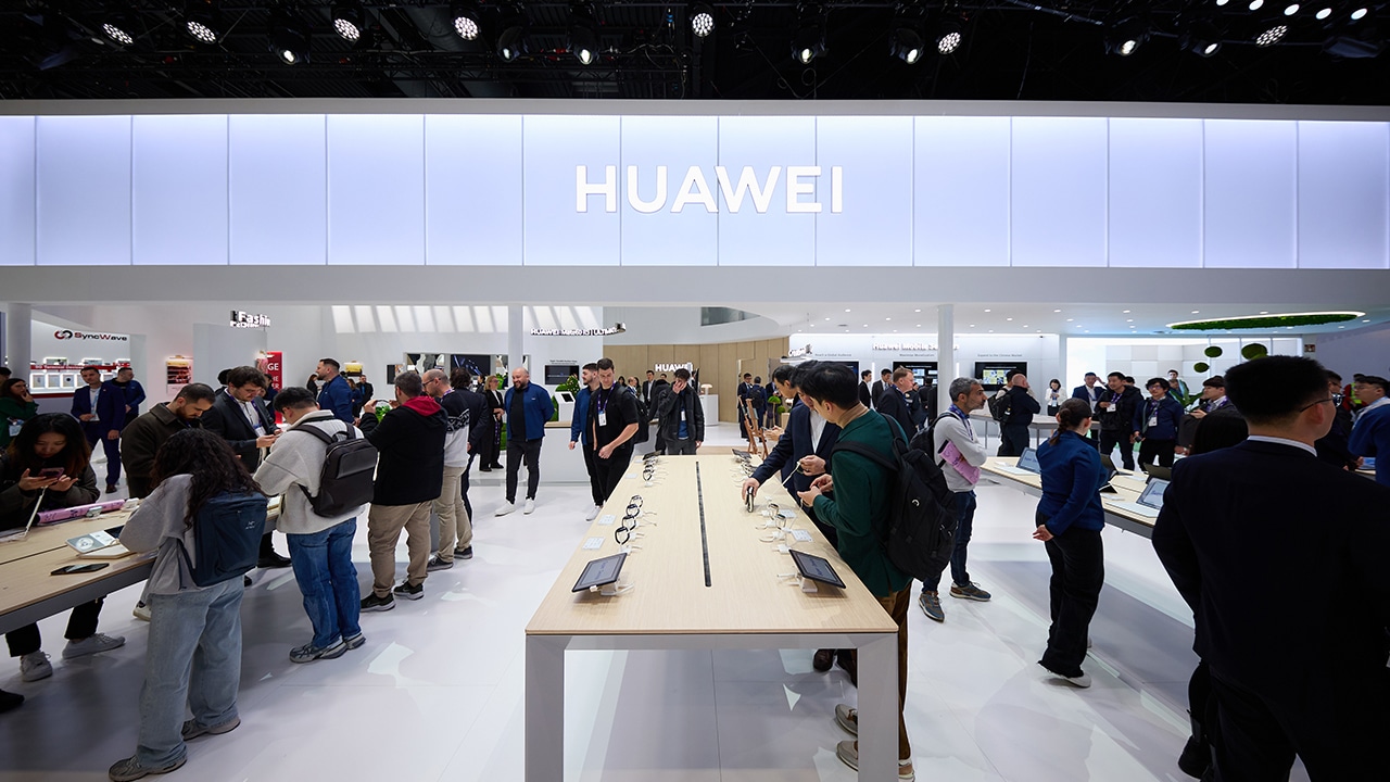 Huawei showcases fashion-forward flagship devices at the 2024 Mobile World Congress